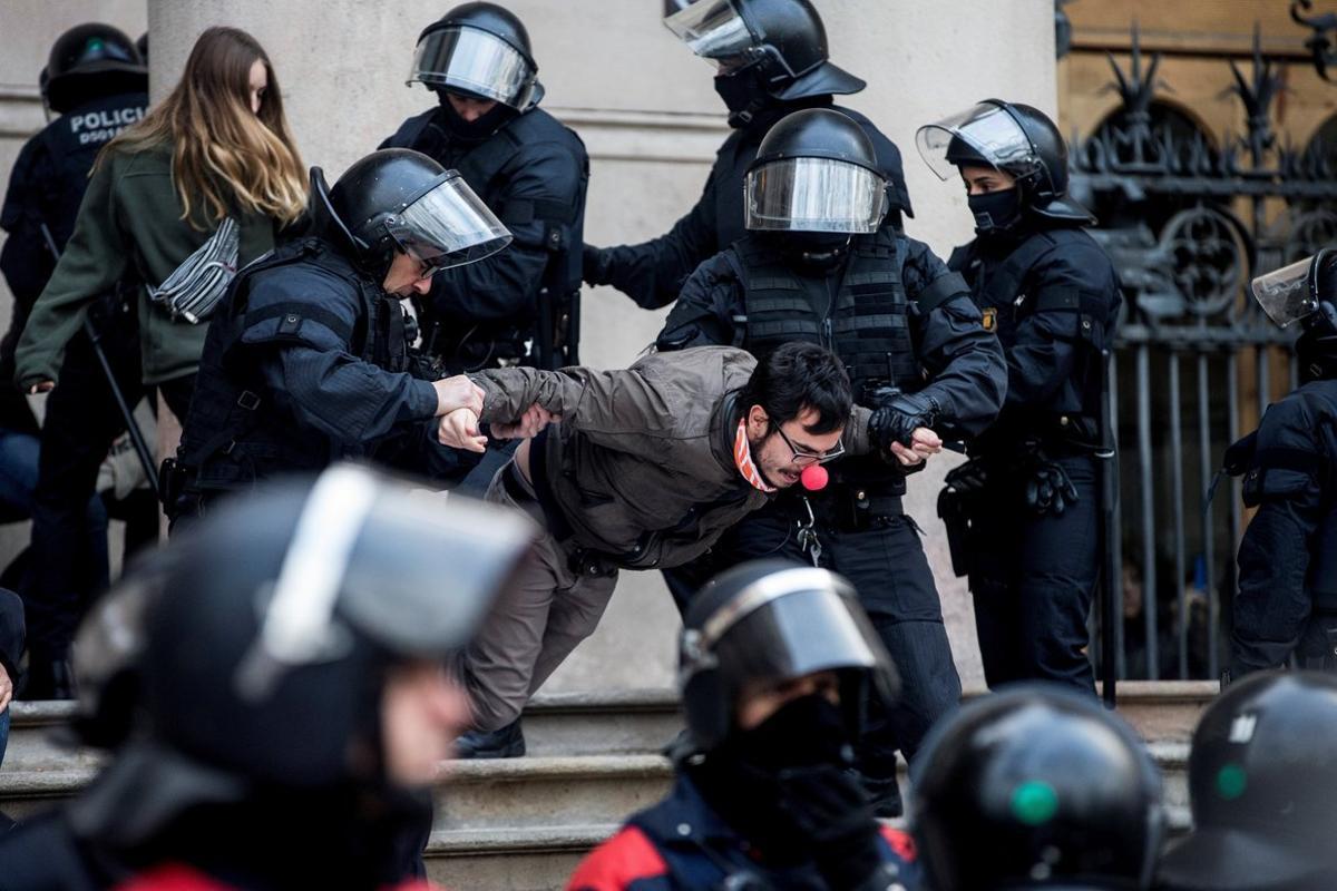 GRAF7748  BARCELONA  23 02 2018 - Agentes de los Mossos d Esquadra desalojan a las decenas de personas se han concentrado a primera hora de esta manana ante el Tribunal Superior de Justicia de Cataluna  TSJC   donde varias de ellas se han encadenado a las puertas  convocados por los Cimtes de Defensa de la Republica  CDR  en protesta por las actuaciones de la justicia en la crisis catalana y exigiendo la libertad de los politicos encarcelados  EFE Quique Garcia