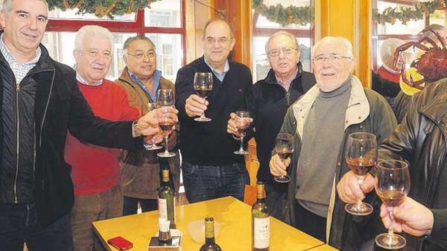 Diego Murillo brinda con sus amigos por el cuarto premio de la Lotería.