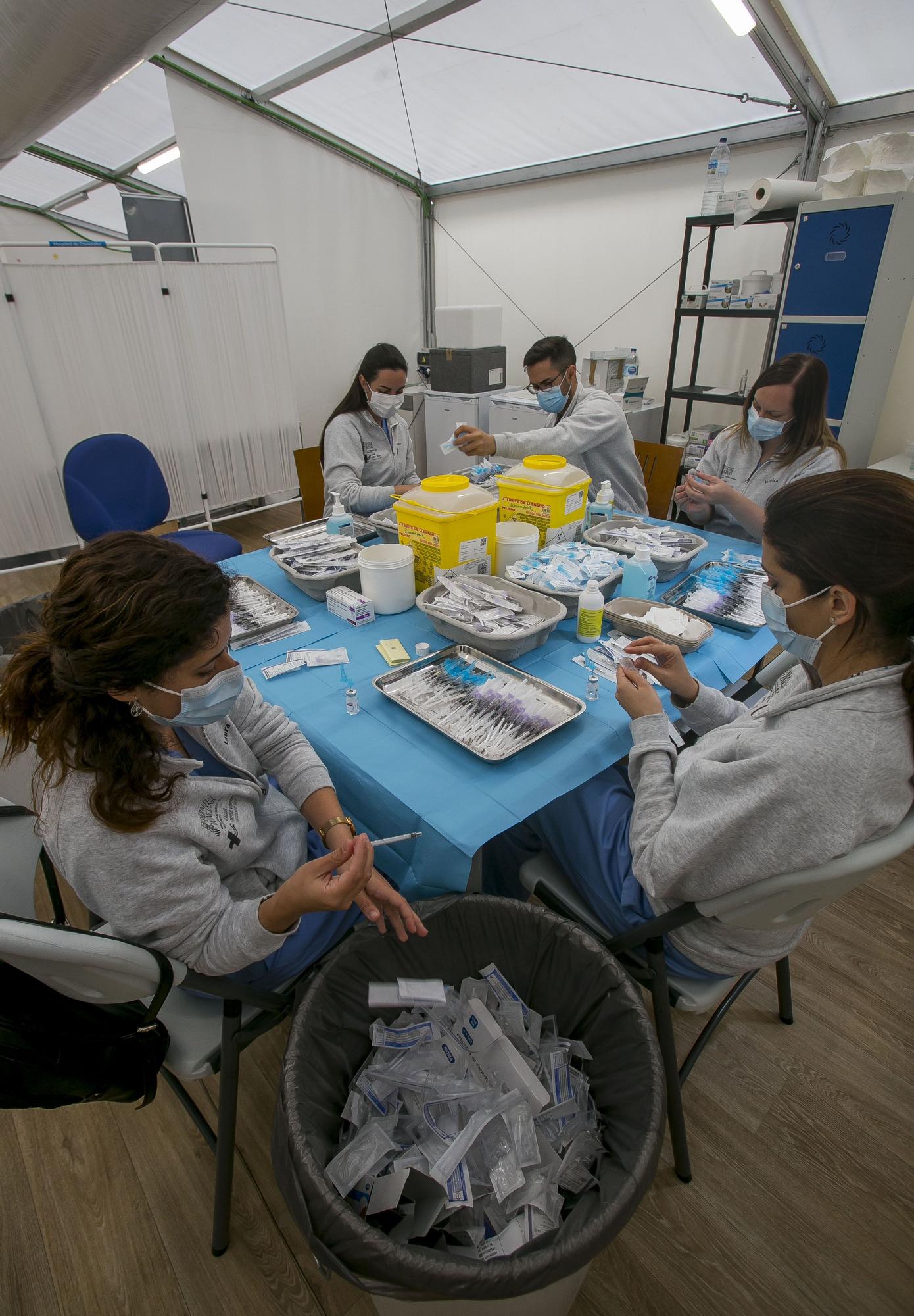Comienza la vacunación masiva en el hospital de campaña de Alicante