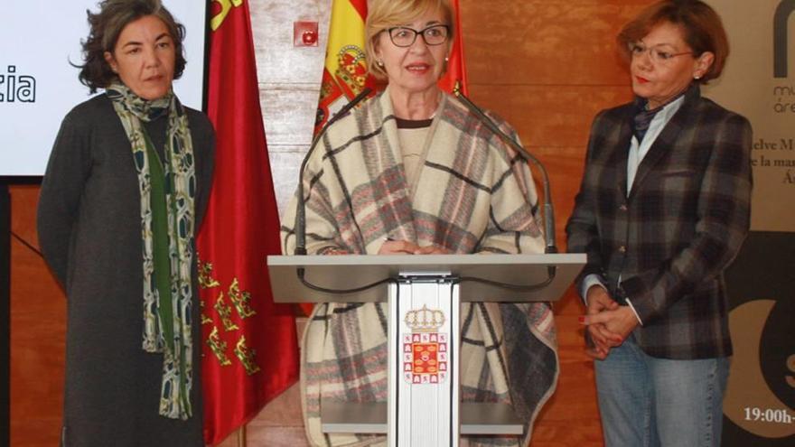 Maruja Pelegrín (c) presentó ayer la Murcia Shopping Night.