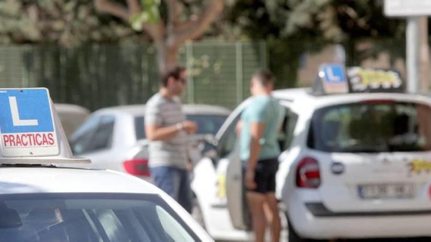 Alumnos de autoescuelas realizando prácticas en Murcia.