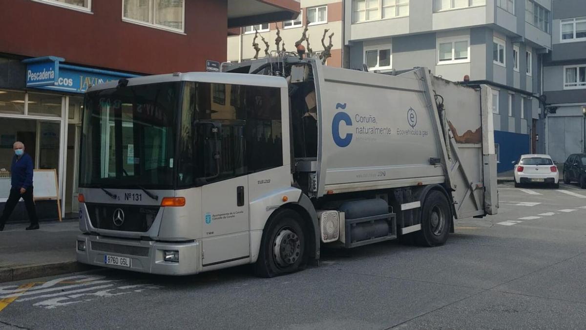Fallece el anciano que había sido golpeado por un camión de la basura en A Coruña