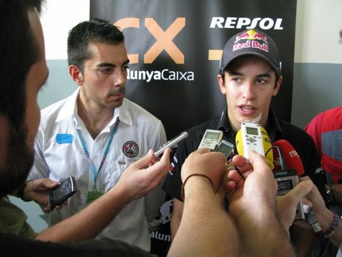 Marc Márquez, amb el metge italià Michele Zasa, anuncia, poc abans de la carrera, que no correrà a Sepang. Marc Márquez, amb el metge italià Michele Zasa, anuncia, poc abans de la carrera, que no correrà a Sepang.