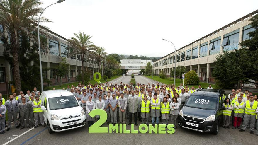 Empleados de la factoría celebrando la simbólica cifra.