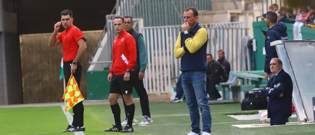 Alberto González, en la banda de El Arcángel, durante la visita del Linares Deportivo.