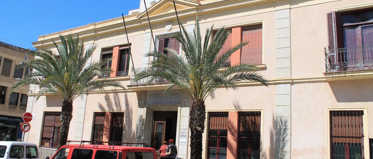 El edificio del antiguo Ayuntamiento está cerrado sin uso ni proyecto de rehabilitación desde 2014. Imagen de archivo poco antes del cierre definitivo.