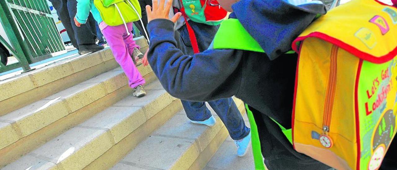 Alumnos entrando a un colegio que integra escolares con necesidades educativas especiales.