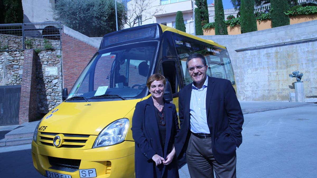 La alcaldesa de Tiana, Esther Pujol, y Joan Maria Bigas (AMB) en el acto de inauguración de la nueva línea