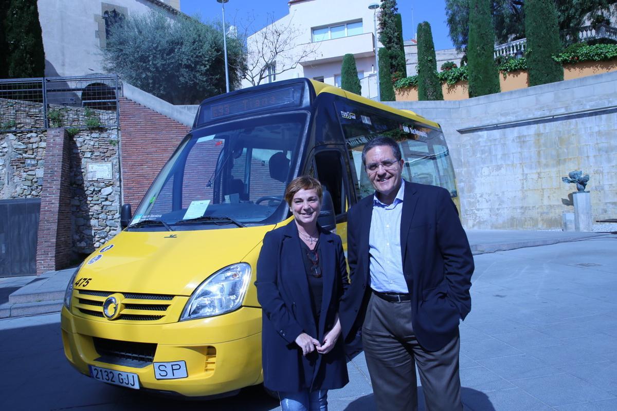 L’alcaldessa de Tiana, Esther Pujol, i Joan Maria Bigas (AMB) a l’acte d’inauguració de la nova línia.