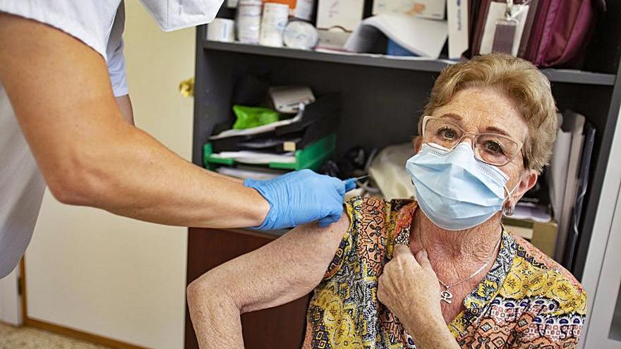 Vacunación de una paciente en el centro de salud de Navarrés | PERALES IBORRA