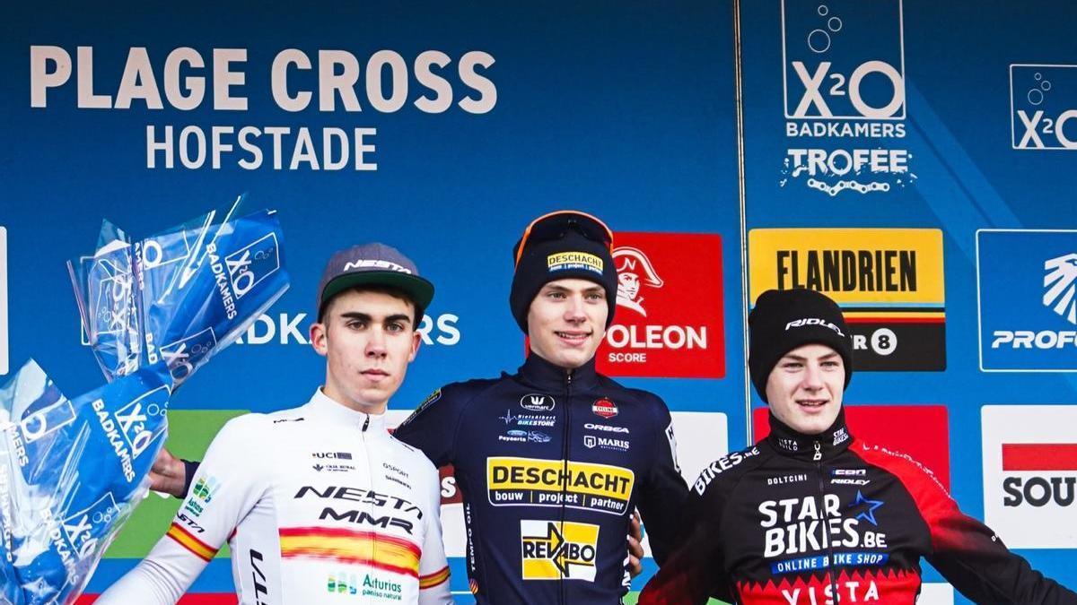 Benjamín Noval, a la izquierda, en el podio del trofeo Hofstade