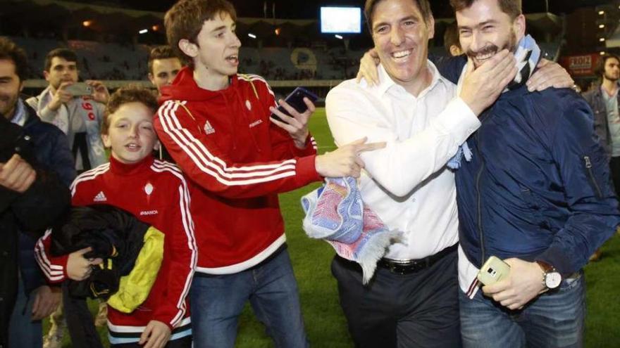 Dos aficionados felicitan a Berizzo, ayer tras el partido de Balaídos ante el Granada. // Jsoé Lores