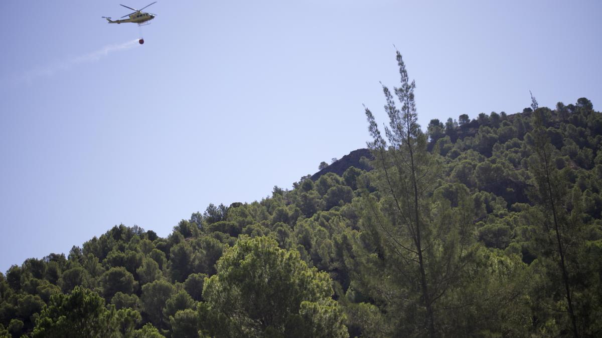 Un helicóptero continúa las labores de extinción del fuego en El Valle