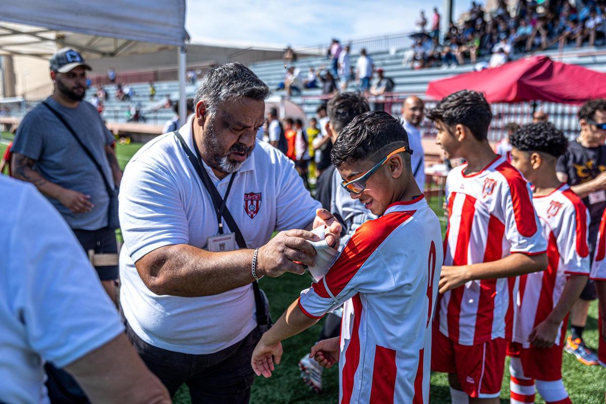 La Mina celebra su primera Champions infantil