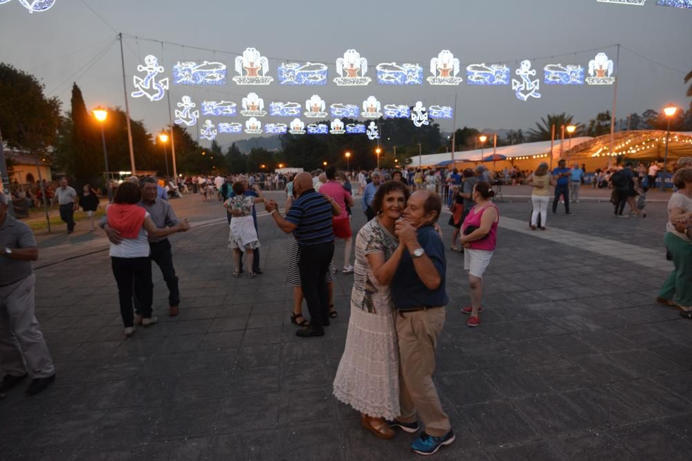 Cientos de personas de toda la comarca acudieron al recinto de A Reiboa para celebran San Xoán entre sardinas, atracciones y fuego.