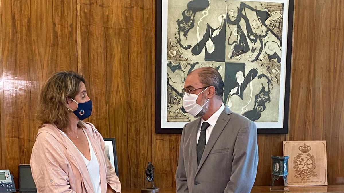 La ministra de Transición Ecológica, Teresa Ribera, y el presidente aragonés, Javier Lambán, este viernes en Madrid en el ministerio.