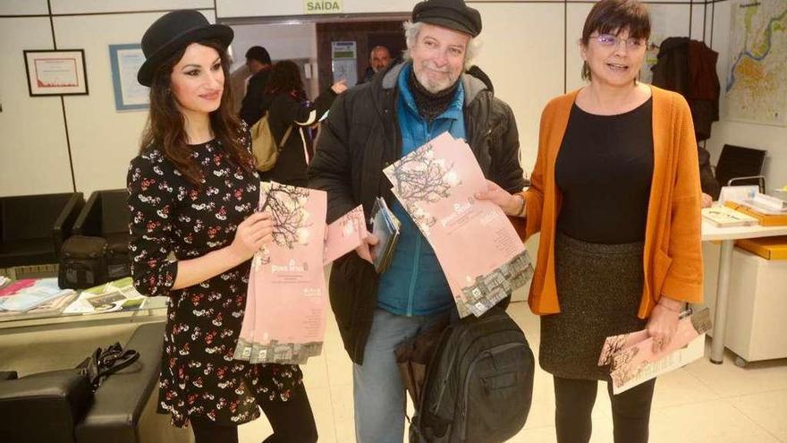 Yolanda Castaño, Antón Sobral y Carme da Silva, en la presentación de PontePoética. // Rafa Vázquez