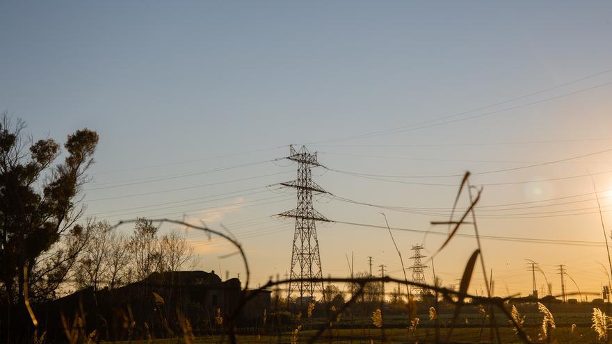 El precio de la luz baja este domingo un 0,92%, hasta los 382,31 euros/MWh