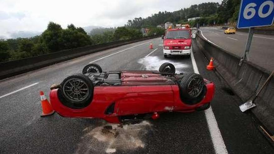 Un carril de la A-55, en Mos, cortado una hora por el accidente de un deportivo