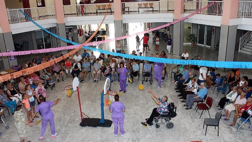 Juegos para los mayores y sus familiares en el Centro de Estancias Diurnas de San Fernando.