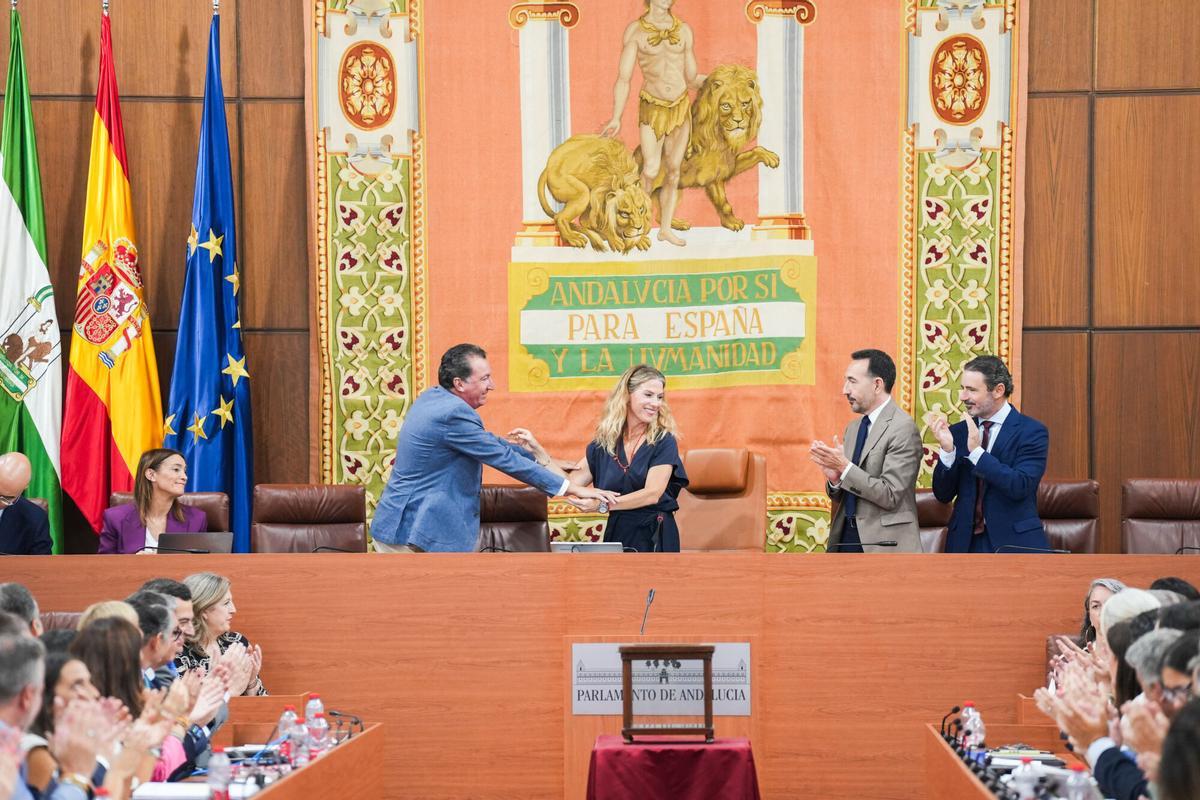 Ana Mestre es felicitada tras ser designada presidenta del Parlamento andaluz en el Pleno de la cámara. A 23 de julio de 2026 en Sevilla (Andalucía, España). El Pleno del Parlamento andaluz ha abordado este jueves, 23 de julio, un relevo en la Presidencia de la institución, de forma que el diputado del PP-A y exconsejero de Salud Jesús Aguirre será sustituido por la también representante del Grupo Popular Ana Mestre, quien actualmente ocupa la vicepresidencia primera de la Cámara. Este relevo se enmarca en el acuerdo de gobierno que el PP-A y Vox firmaron el pasado 2 de julio y que incluye que la vicepresidencia primera de la Mesa del Parlamento quede para un representante de Vox. 23 JULIO 2026 María José López / Europa Press 23/07/2026. Antonio Sanz;Jesús Aguirre;Ana Mestre;María José López