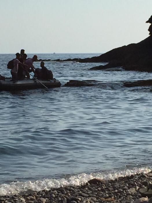 Inmigrantes en patera llegando este viernes a Portmán.