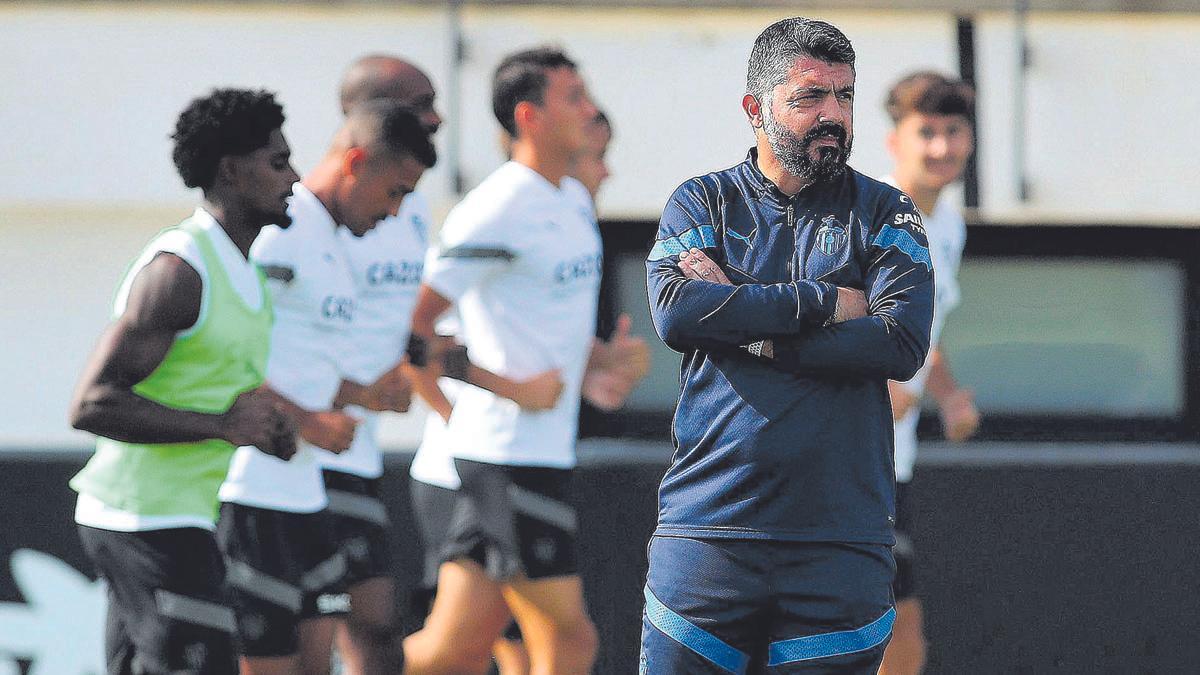 Gattuso, observando a sus jugadores durante un entrenamiento