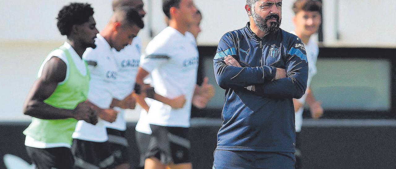 Gattuso, observando a sus jugadores durante un entrenamiento