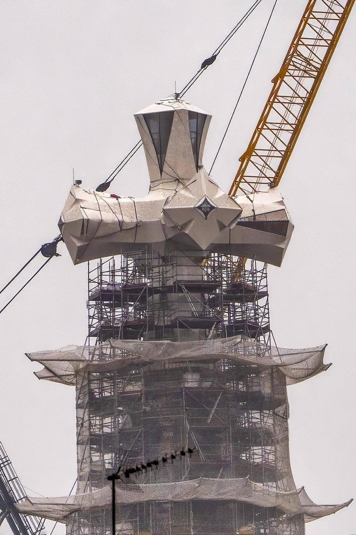 La cruz que corona la Sagrada Família, visible desde toda Barcelona sin andamios