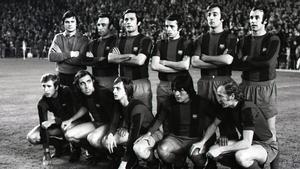 El once que ganó 0-5 en el Bernabéu: Mora, Rifé, Torres, De la Cruz, Costas, Juan Carlos (de pie, de izquierda a derecha) y Rexach, Asensi, Cruyff, Sotil y Marcia (agachados, mismo orden)
