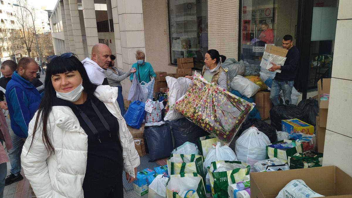 Comida, ropa, mantas, medicinas... Calp se está volcando en realizar donaciones para los ucranianos que escapan de la guerra