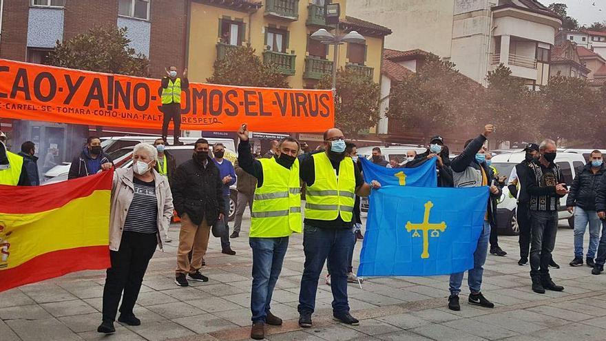 Vendedores ambulantes del valle del Nalón, protestando ayer a mediodía en la plaza del Ayuntamiento de Laviana.