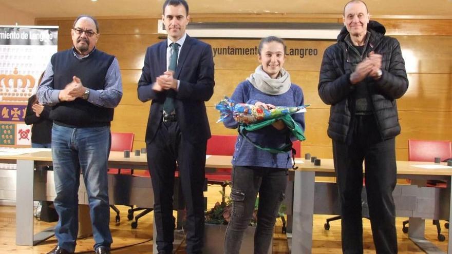 Itziar Feijo recibe su premio acompañada, de derecha a izquierda, por Jesús Sánchez, Jorge Rodríguez y Alfredo Fernández.