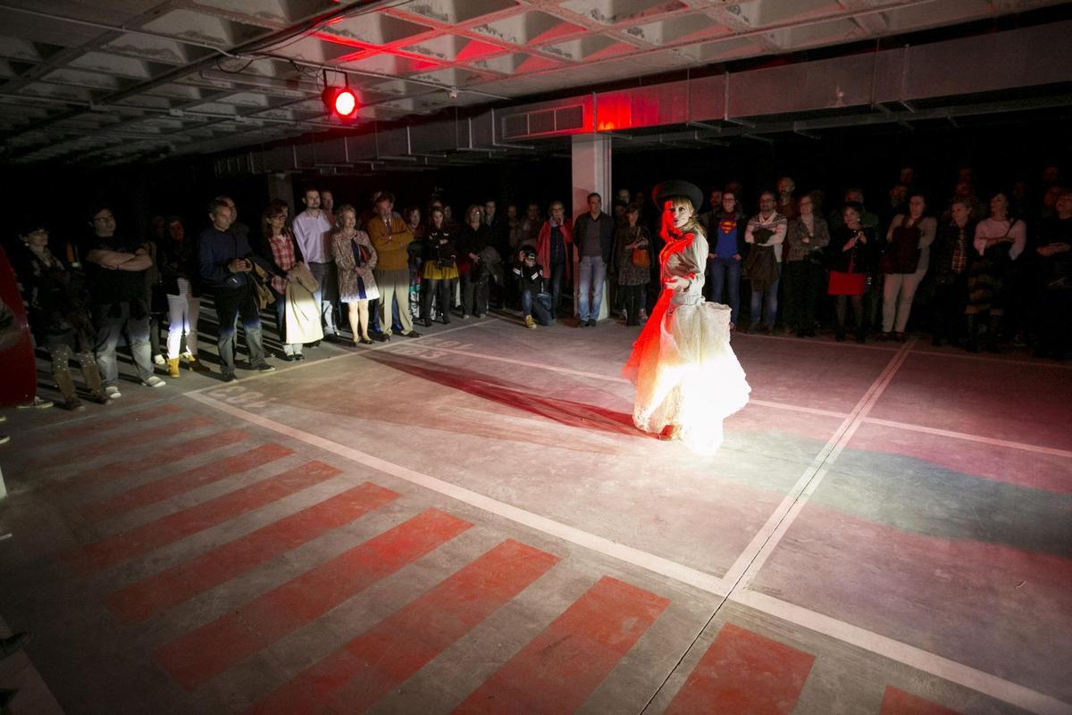 Representación de la obra "Parking Niemeyer"  en el aparcamiento del complejo cultural en 2016.