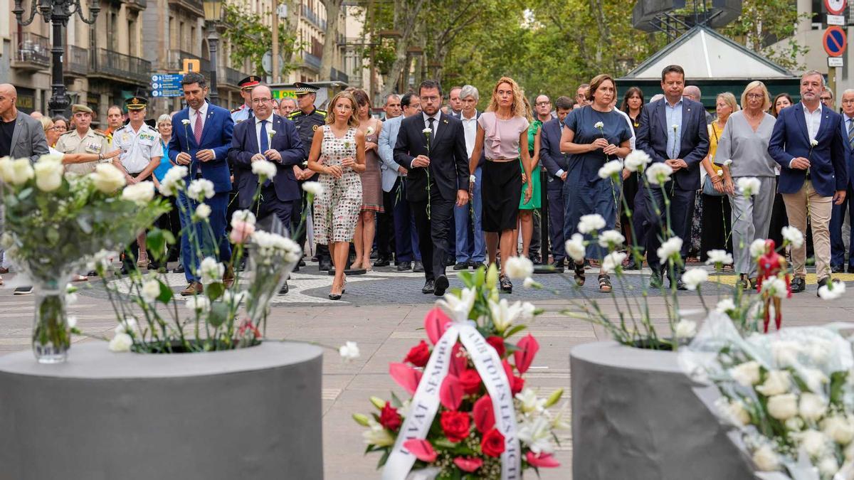 Polítics avançant per fer l&#039;ofrena floral en record de les víctimes dels atemptats del 17-A en la commemoració dels cinc anys a Barcelona