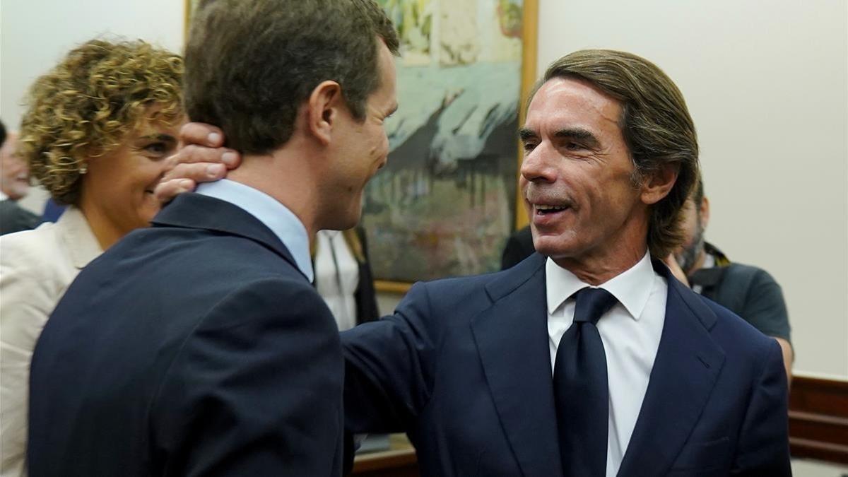 José María Aznar saludando a Pablo Casado, minutos antes de comparecer ante la Comisión de Investigación.