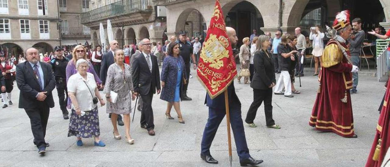 Ediles de la corporación y el alcalde, en la procesión de San Roque por la Praza Maior. // Iñaki Osorio