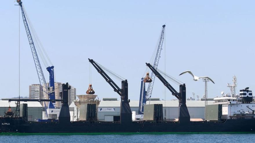 El buque finlandés ‘Alppila’, cargado con maíz ucraniano, ayer en el muelle del Centenario.