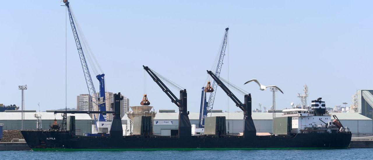 El buque finlandés ‘Alppila’, cargado con maíz ucraniano, ayer en el muelle del Centenario.