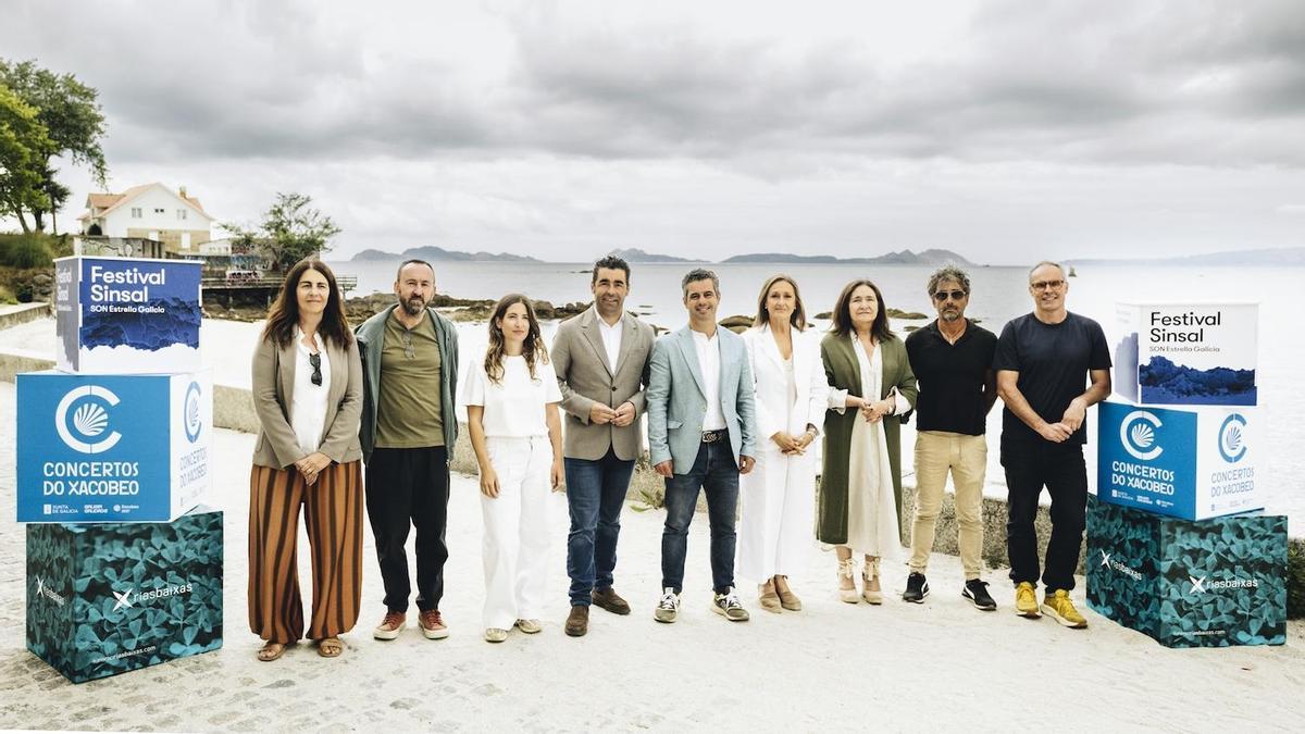 De izquierda a derecha: Ana de Prado, Julio Gómez, Helena Pereiro, Luis López, Marcos Gómez, Luisa Sánchez, Ana Ortiz, Vicente Caramés y Luis Campos en la presentación de Sinsal.