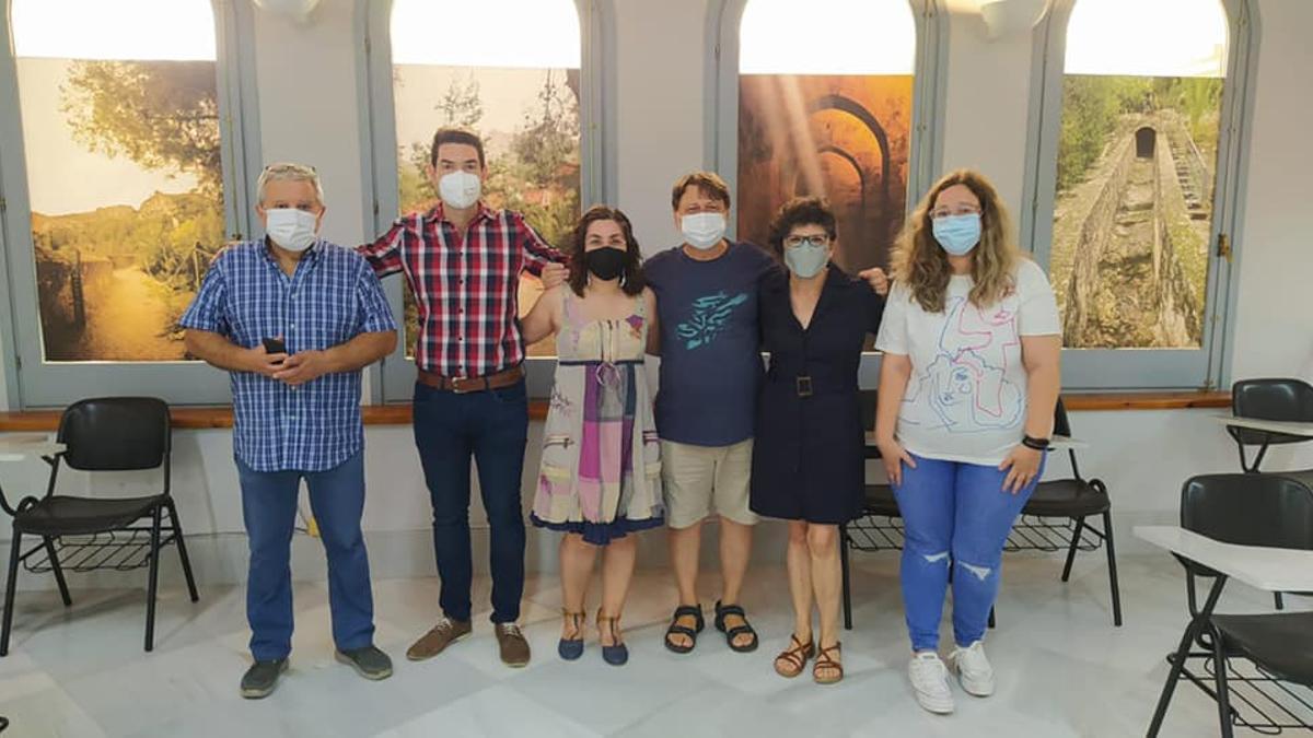 Ferran Minguet, segundo por la izquierda, junto a la nueva ejecutiva de Més-Compromís en Xàtiva.
