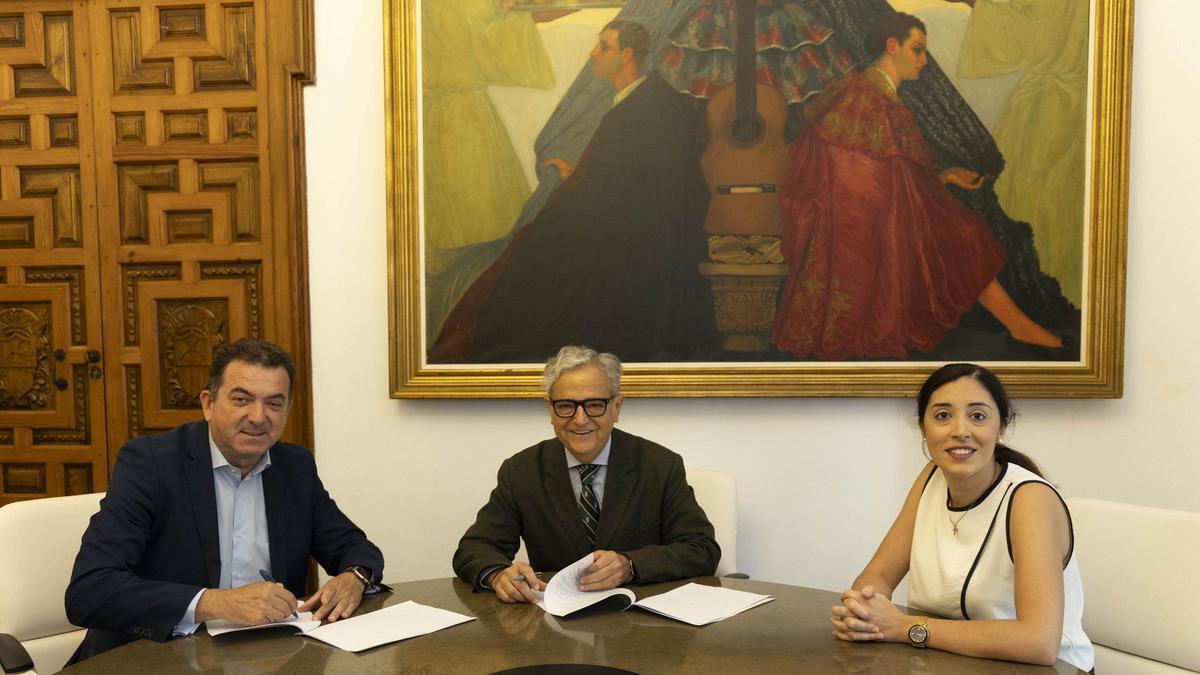 Salvador Fuentes durante la firma de la financiación.
