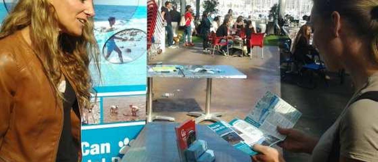 La edil de Playas y Turismo promociona la cala para perros en una feria canina en Alicante.