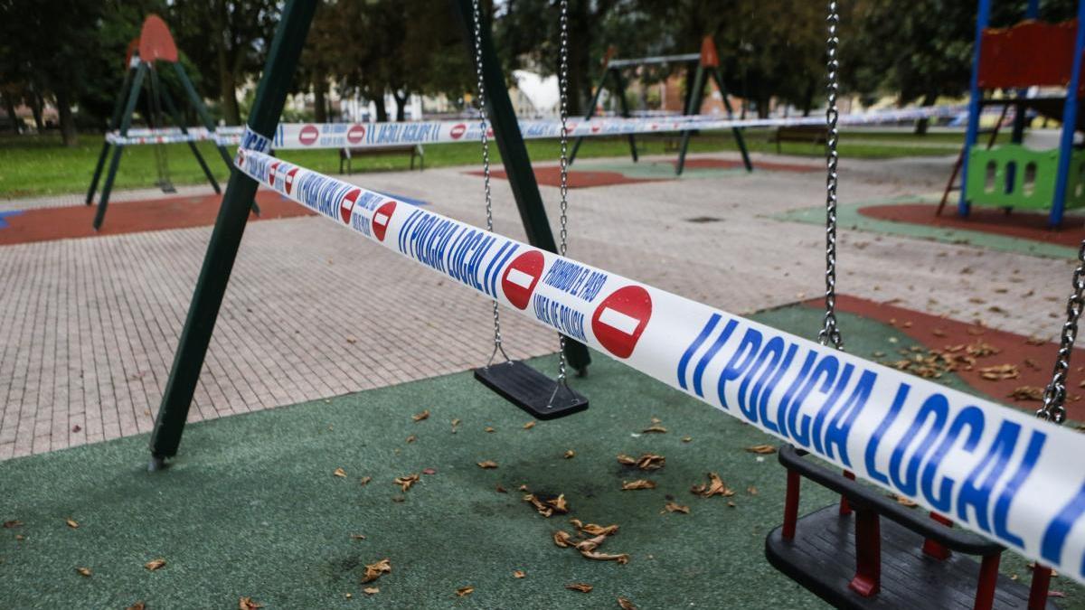 Un parque infantil de Laviana, precintado por la alerta naranja.