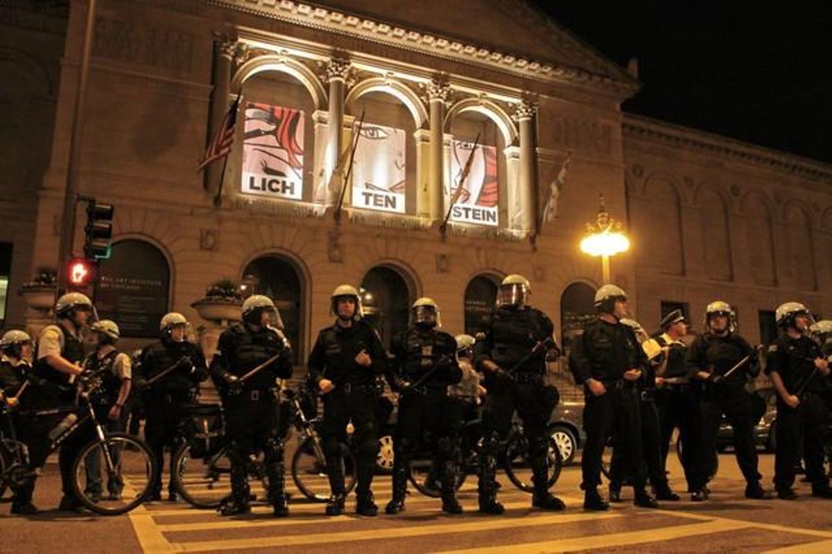 Membres dels agents antiavalots a peu i en bicicleta van flanquejar l’Institut d’Art, on Michelle Obama sopava amb les dones dels líders de l’OTAN i on centenars de manifestants es van concentrar fins que van sortir.