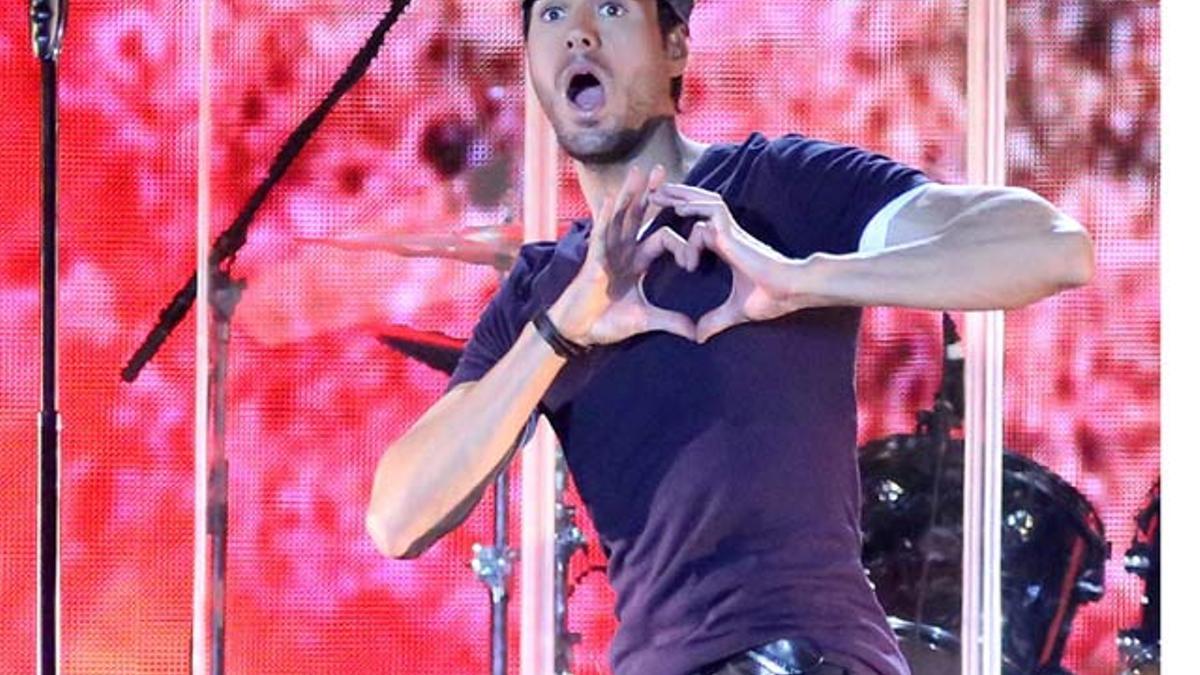 Una fan se tira a los brazos de Enrique Iglesias en pleno concierto.