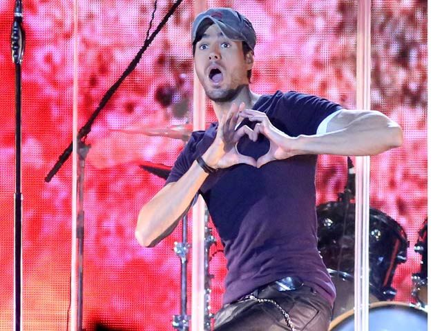 Una fan se tira a los brazos de Enrique Iglesias en pleno concierto.