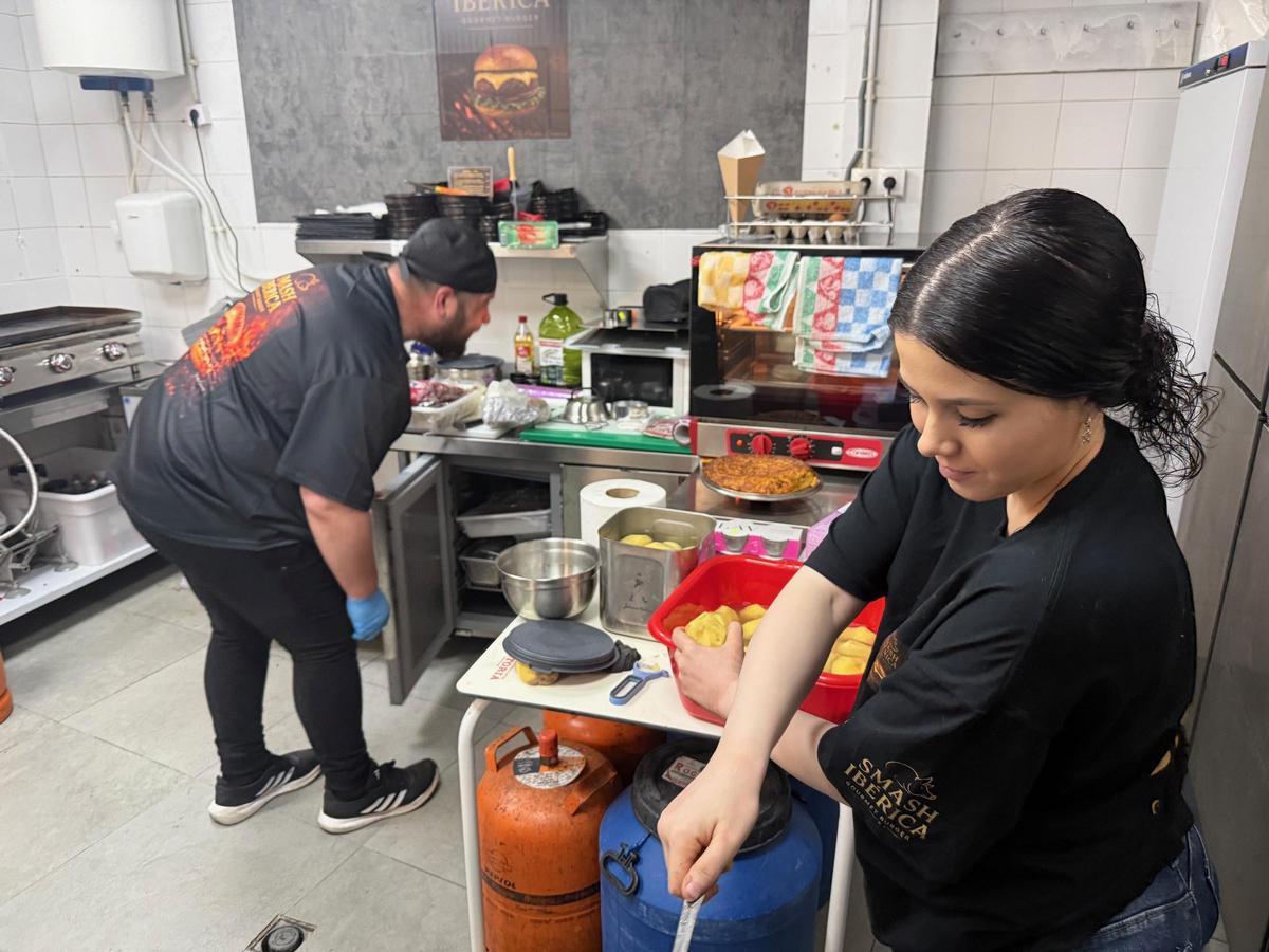 Trabajo en equipo en la cocina de Smash Ibérica, donde el producto fresco y la elaboración diaria marcan la propuesta del establecimiento.