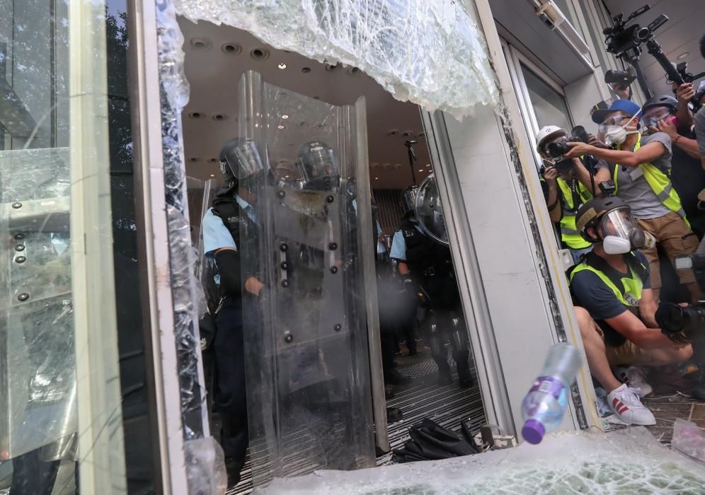 Policías y manifestantes hongkoneses chocan en ...