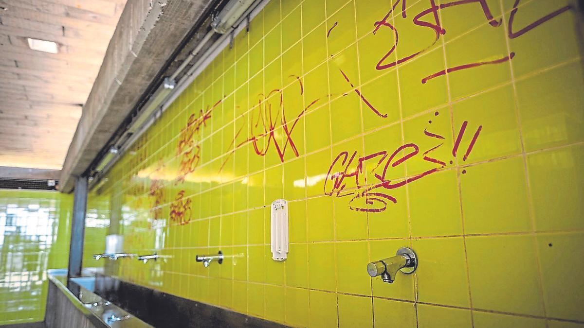 Una de las paredes de los baños con pintadas realizadas por visitantes